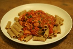 Rigatoni with seitan puttanesca sauce